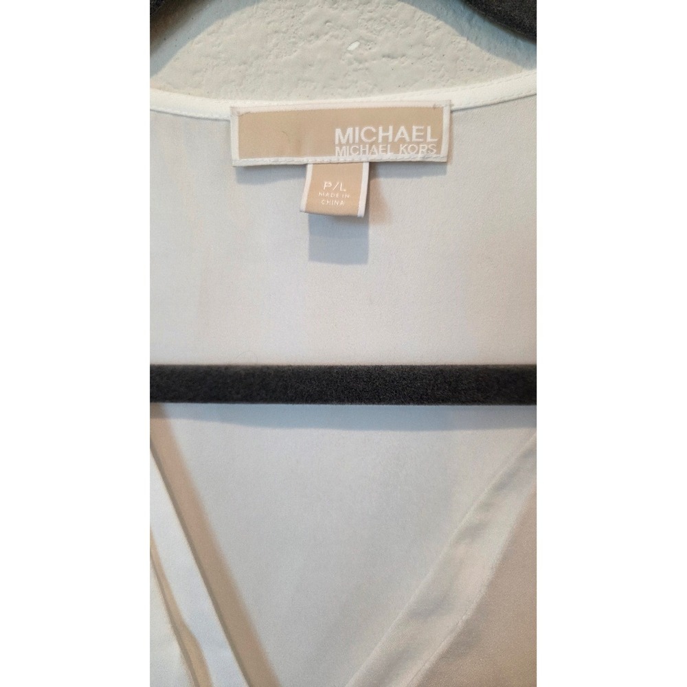 Michael Kors White Sleeveless V-Neck Top with Shoulder Zipper Detail - Picture 2 of 9